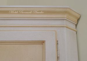 Armadietto angolare a 2 ante in legno massello dipinto con colori a scelta